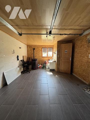 Maison plain-pied 3 chambres, deux garages, une salle d'eau, un wc, 707 m² terrain 