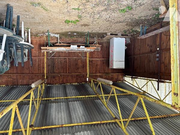 Un parc entièrement clôturé  d’une surface totale de 5 ha 53 a 75 ca avec un mobil-homes.