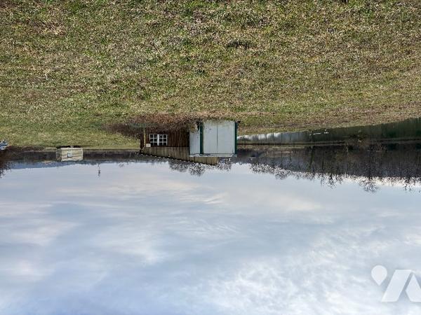 Un parc entièrement clôturé  d’une surface totale de 5 ha 53 a 75 ca avec un mobil-homes.
