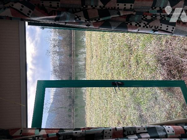 Un parc entièrement clôturé  d’une surface totale de 5 ha 53 a 75 ca avec un mobil-homes.