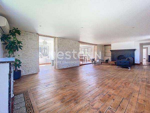 Maison Bourgeoise à vendre Terrasson Lavilledieu 280 m2, beaux volumes, 3 chambres dont une suite parentale, salon-salle à manger 60m2, Cuisine 20 m2, salle de détente 30m2, Garage 60m2, Dépendance 45m2, terrain arboré, Vue imprenable