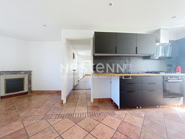 Maison Bourgeoise à vendre Terrasson Lavilledieu 280 m2, beaux volumes, 3 chambres dont une suite parentale, salon-salle à manger 60m2, Cuisine 20 m2, salle de détente 30m2, Garage 60m2, Dépendance 45m2, terrain arboré, Vue imprenable