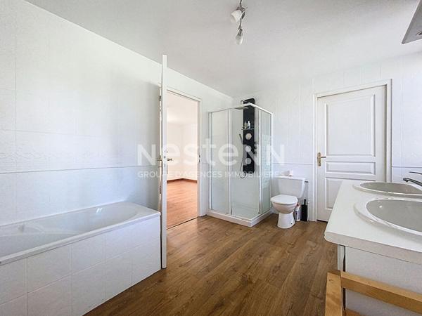 Maison Bourgeoise à vendre Terrasson Lavilledieu 280 m2, beaux volumes, 3 chambres dont une suite parentale, salon-salle à manger 60m2, Cuisine 20 m2, salle de détente 30m2, Garage 60m2, Dépendance 45m2, terrain arboré, Vue imprenable