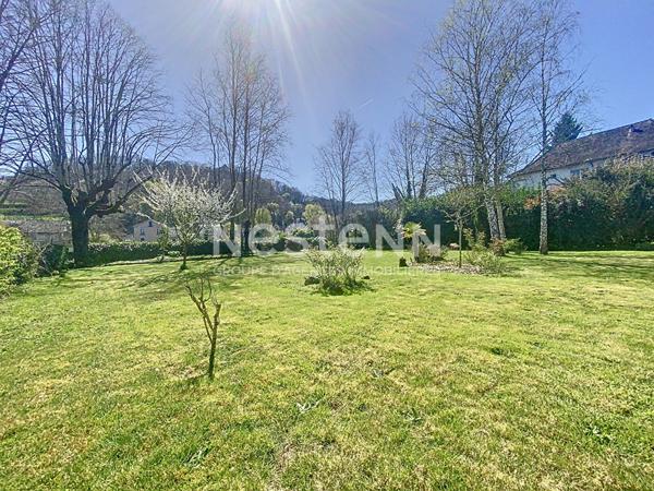 Maison Bourgeoise à vendre Terrasson Lavilledieu 280 m2, beaux volumes, 3 chambres dont une suite parentale, salon-salle à manger 60m2, Cuisine 20 m2, salle de détente 30m2, Garage 60m2, Dépendance 45m2, terrain arboré, Vue imprenable