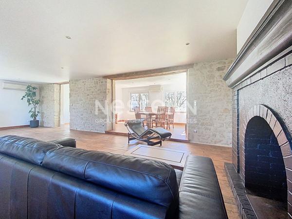 Maison Bourgeoise à vendre Terrasson Lavilledieu 280 m2, beaux volumes, 3 chambres dont une suite parentale, salon-salle à manger 60m2, Cuisine 20 m2, salle de détente 30m2, Garage 60m2, Dépendance 45m2, terrain arboré, Vue imprenable