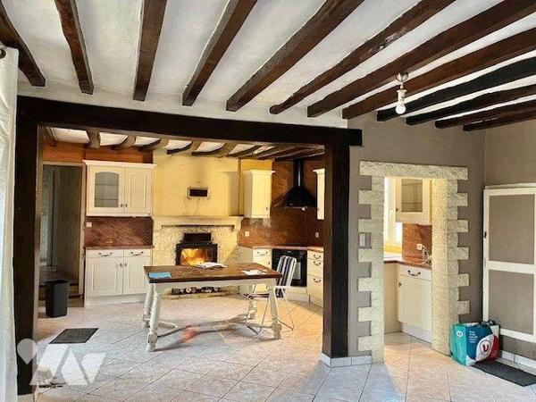 Maison de bourg comprenant :
Au-rez-de-chaussée : entrée, séjour avec poêle à bois, cuisine av...