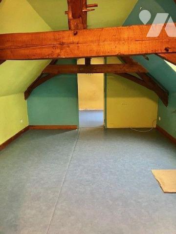 Maison de bourg comprenant :
Au-rez-de-chaussée : entrée, séjour avec poêle à bois, cuisine av...