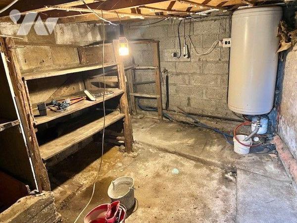 Maison de bourg comprenant :
Au-rez-de-chaussée : entrée, séjour avec poêle à bois, cuisine av...