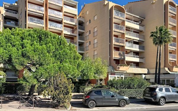 Appartement à vendre    1 pièce • 27 m2 Fréjus