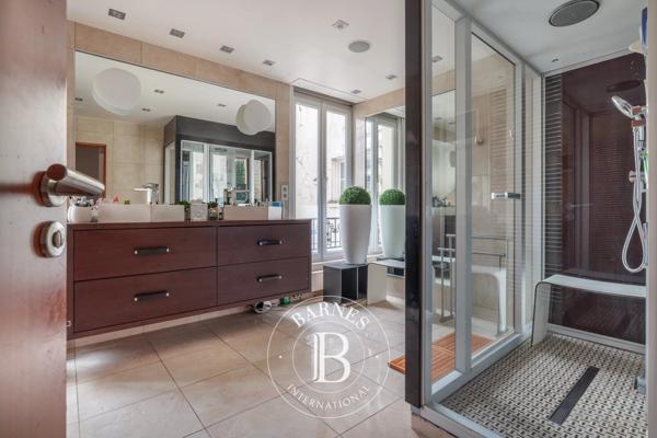 Paris 16ème, Hôtel particulier 5 Chambres -  340 m² à vendre
