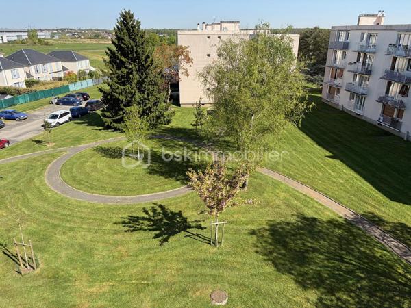 Idéalement située à proximité immédiate du centre-ville, des écoles, commerces et transports en bus accessibles à pied, cette résidence sécurisée et verdoyante offre un cadre de vie recherché.



Au dernier étage, découvrez ce beau 3 pièces lumineux de 61,30 m² avec vue dégagée. Il se compose d’une vaste entrée avec placard de rangement, d’un séjour donnant sur un balcon, d’une cuisine ouverte aménagée et entièrement équipée, de deux chambres dont une avec placard du rangement, d’une salle de bains et de WC séparés. 



Vous bénéficierez également d’une cave et d’une place de parking extérieure.



Secteur très prisé – opportunité à saisir rapidement !