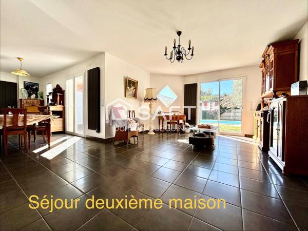 Ensemble immobilier : deux maisons, piscine, deux garages