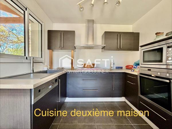 Ensemble immobilier : deux maisons, piscine, deux garages