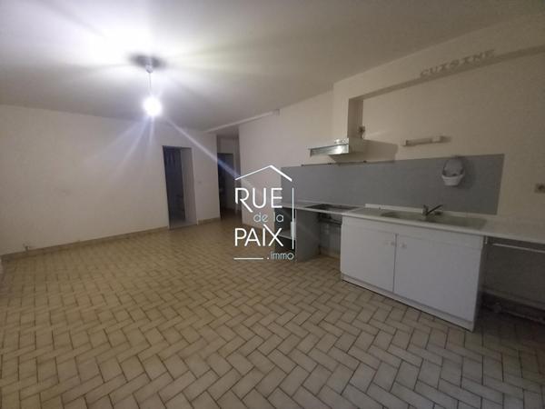 86140 LENCLOITRE LENCOITRE, appartement T3 centre bourg !