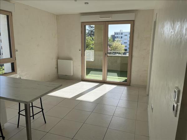 Appartement à louer 804 € CC ST PRIEST 2 p 41 m² DPE C