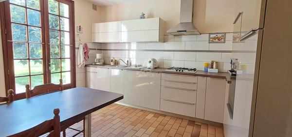 Maison sur sous-sol semi enterré