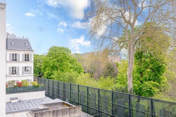 A vendre appartement 3 pièces vue Tour Eiffel, dôme Invalides et jardins de Matignon