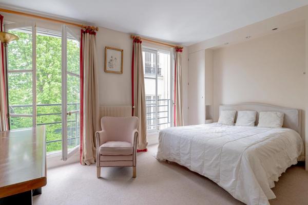 A vendre appartement 3 pièces vue Tour Eiffel, dôme Invalides et jardins de Matignon
