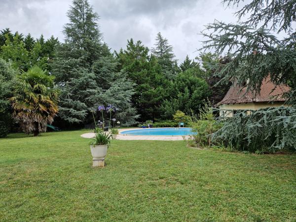 Agréable Maison avec grand jardin et piscine