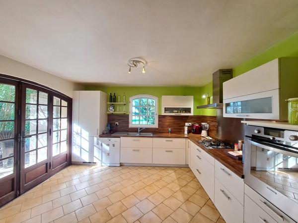 Agréable Maison avec grand jardin et piscine