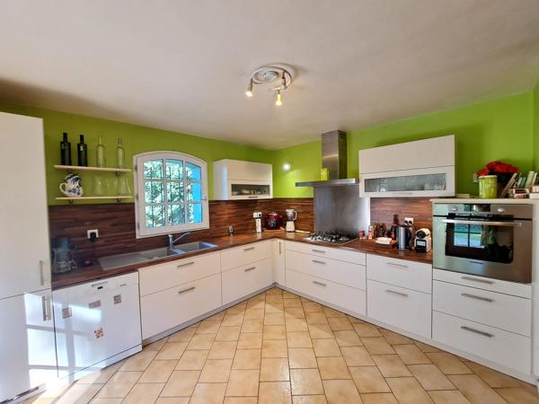 Agréable Maison avec grand jardin et piscine