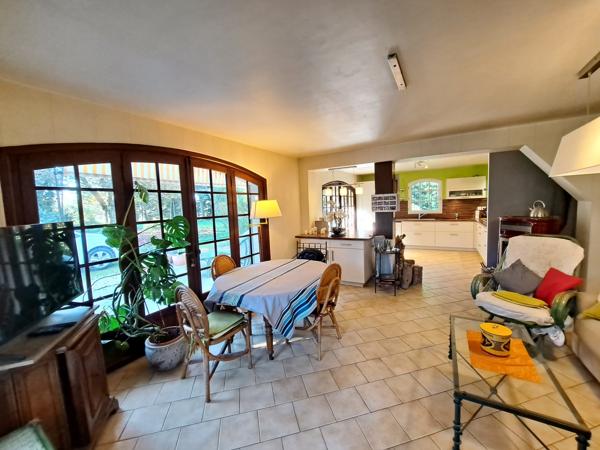 Agréable Maison avec grand jardin et piscine
