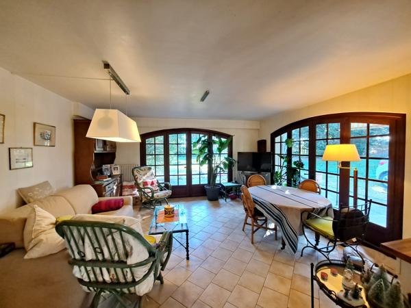 Agréable Maison avec grand jardin et piscine