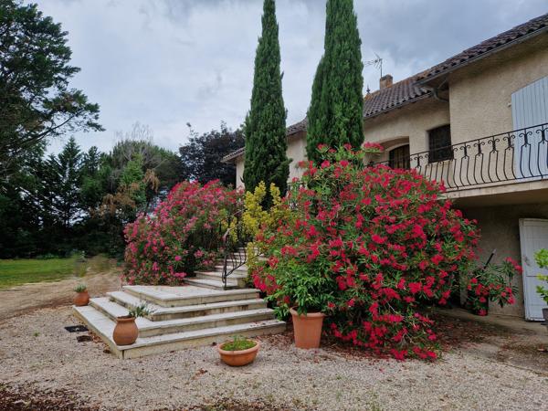 Agréable Maison avec grand jardin et piscine