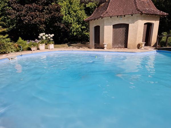 Agréable Maison avec grand jardin et piscine