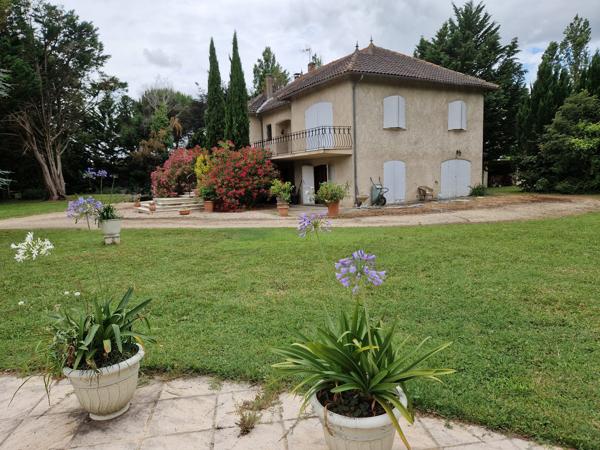 Agréable Maison avec grand jardin et piscine