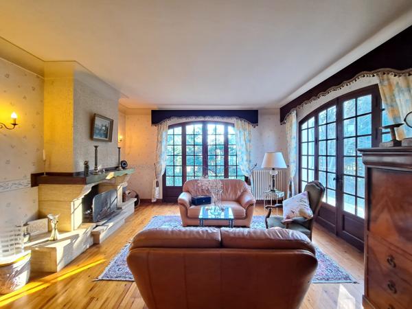 Agréable Maison avec grand jardin et piscine