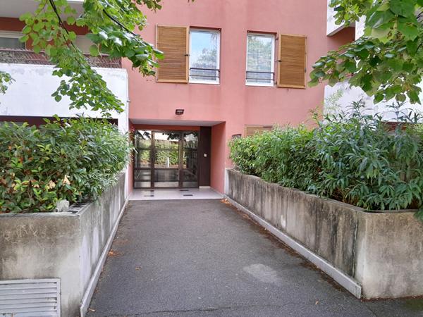 AVIGNON - LE PONTET - APPARTEMENT EN REZ DE JARDIN A VENDRE EN RESIDENCE SECURISEE AVEC TERRASSE ET PARKING