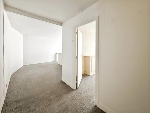 Paris 8ᵉ – Étoile / Champs-Élysées Appartement en duplex, esprit loft – 90 m² – Rez-de-chaussée