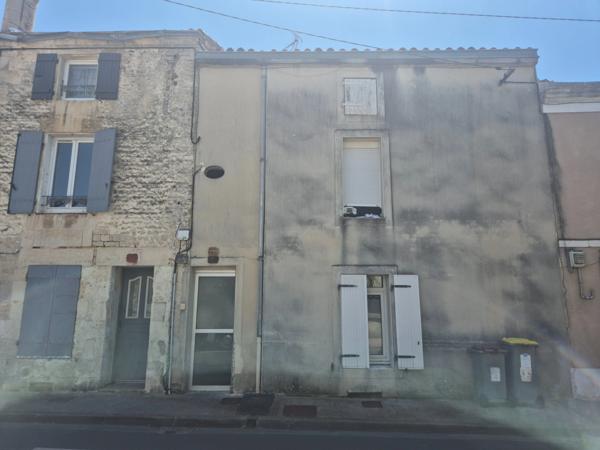 Maison divisée en 2 Studios T1bis à vendre Niort (79)