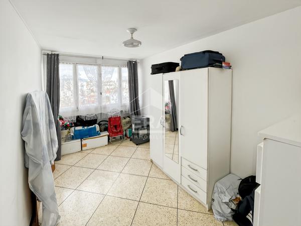 Appartement T3 avec cave et vue dégagée - Dernier étage - Marseille 3eme