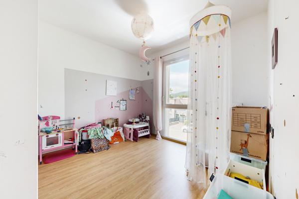 Maison contemporaine récente 110 m² 4 chambres, Pollionnay centre village