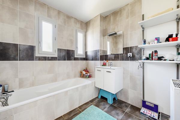 Maison contemporaine récente 110 m² 4 chambres, Pollionnay centre village