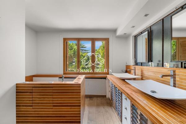 MAISON CHARLY – 8 PIECES 308m² – JARDIN SOIGNE 1909m²