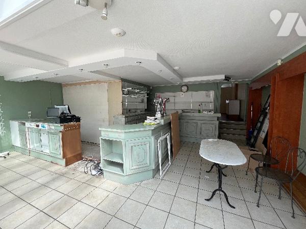 Un ensemble immobilier, précédemment à usage mixte, BEAU POTENTIEL