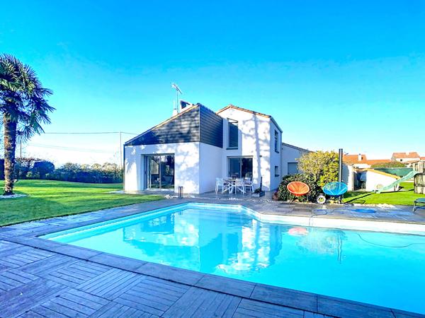 Maison à vendre à Cholet - Accès immédiat des axes Nantes (en 30 minutes) Angers A87 en 45 minutes. La côte Vendéenne en 60 minutes