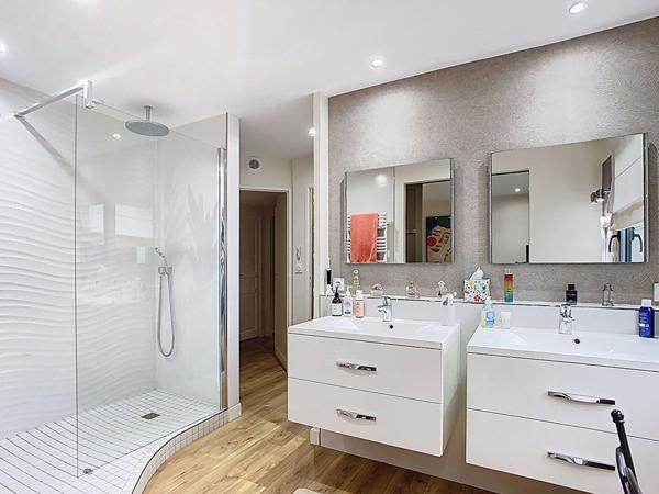 Maison à vendre à Cholet - Accès immédiat des axes Nantes (en 30 minutes) Angers A87 en 45 minutes. La côte Vendéenne en 60 minutes