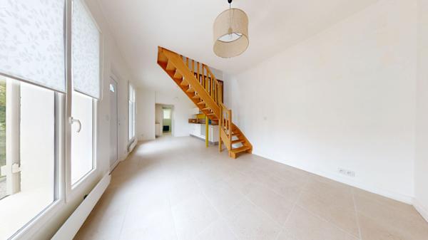 Maison rénovée avec soin 2 chambres, bureau et jardin clos