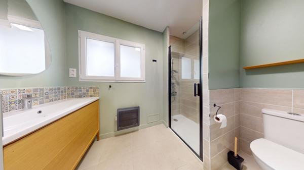 Maison rénovée avec soin 2 chambres, bureau et jardin clos