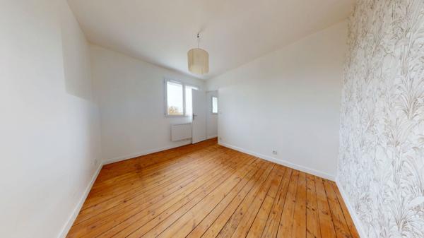 Maison rénovée avec soin 2 chambres, bureau et jardin clos