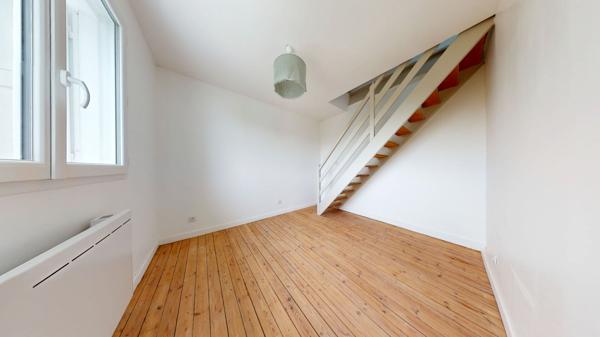 Maison rénovée avec soin 2 chambres, bureau et jardin clos