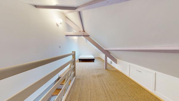 Maison rénovée avec soin 2 chambres, bureau et jardin clos