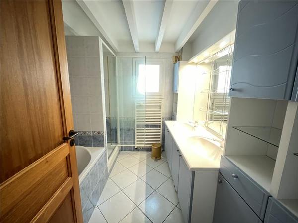 Maison à louer 1 149 € CC ANGOULEME 5 p 158 m² DPE D