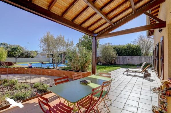Maison à vendre |                                       Bruguières |                                        7 pièces  |  223 m²