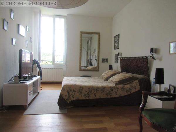 Vente                                                      Maison
                        
                     9 pièces                      290 m2                     à Casteljaloux