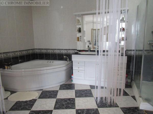 Vente                                                      Maison
                        
                     9 pièces                      290 m2                     à Casteljaloux